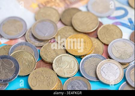 Euro-Münzen und -Banknoten aus nächster Nähe Stockfoto