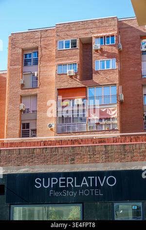 Malaga Spanien, Andalusien, Superlativo FlexStay Hotel Schild Wohnwohnungen Balkone Fassade städtisches Wohngebäude Außenfenster Klimaanlage Stockfoto