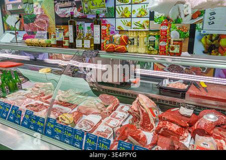 Malaga Spanien, Andalusien, El Perchel, Mercado Municipal El Carmen, Nachbarschaftsmarkt, frisches Fleisch Fleisch Fleisch Rindfleisch Schweinelamm Display Preise Etiketten Deli Counte Stockfoto