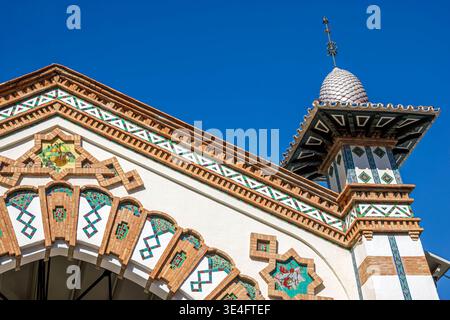 Malaga Spanien, Andalusien, El Molinillo Capuchinos, Mercado Municipal de Salamanca, Lebensmittelmarkt in der Nachbarschaft, dekorative Fassade Detail Keramik Fliesen Mosaik ge Stockfoto