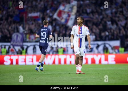 DECINES-CHARPIEU, FRANKREICH - 19. MÄRZ: Steeve Kango von Olympique Lyonnais sieht beim Achtelfinale-Spiel der UEFA Europa League 2025/26 zwischen Olympique Lyonnais und Real Club Celta am 19. März 2026 im OL-Stadion in Decines-Charpieu an. Stockfoto