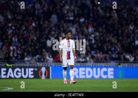 DECINES-CHARPIEU, FRANKREICH - 19. MÄRZ: Endrick von Olympique Lyonnais sieht beim Achtelfinale-Spiel der UEFA Europa League 2025/26 zwischen Olympique Lyonnais und Real Club Celta am 19. März 2026 im OL-Stadion in Decines-Charpieu an. Stockfoto