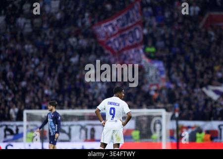DECINES-CHARPIEU, FRANKREICH - 19. MÄRZ: Endrick von Olympique Lyonnais sieht beim Achtelfinale-Spiel der UEFA Europa League 2025/26 zwischen Olympique Lyonnais und Real Club Celta am 19. März 2026 im OL-Stadion in Decines-Charpieu an. Stockfoto