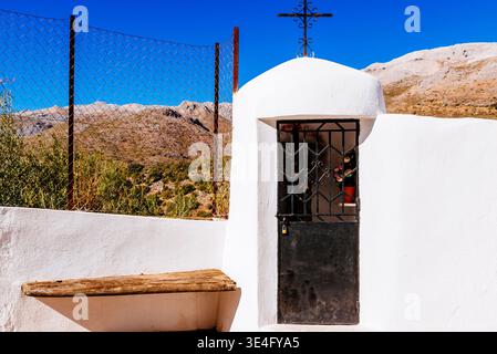 Kleine Kapelle auf einer Straße von großer Hingabe unter den Einwohnern von Parauta, Parauta, Sierra de Ronda, Málaga, Andalucía, Spanien, Europa Stockfoto
