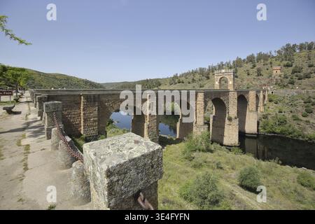 Römische Brücke Puente Romano mit Torre del Oro über den Rio Tajo, Steinbogenbrücke, Flussverlauf, Tal, Alcantara, Extremadura Stockfoto