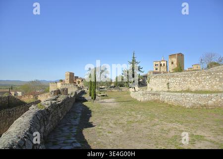 Stadtbild mit Glockenturm von Iglesia de Santa Maria la Mayor und Torre Campanario und Castillo, historische Stadtbefestigungen, Schloss, Trujillo, Extrem Stockfoto