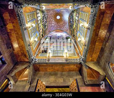 Besucher bewundern das komplizierte Design des Palau Güell in Barcelona. Die Architektur zeigt einzigartige Muster und Formen. Stockfoto