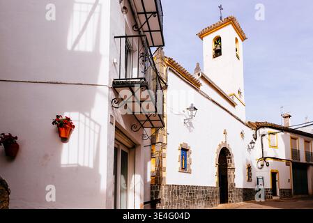 Kirche Santa Rosa de Lima, erbaut im 16. Jahrhundert auf den Überresten der alten Stadtmoschee. Von der alten Kirche ist nur der Turm erhalten, der Stockfoto