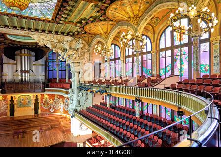 Das Innere des Palau de la Musica Catalana zeigt farbenfrohe Details und leere Sitzplätze vor einem Konzert in Barcelona, Katalonien, Spanien. Stockfoto