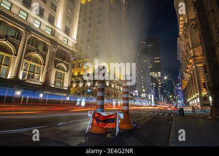 New York NY - USA - 30. Juli 2019: Fifth Avenue at Night with Light Trail in New York City Stockfoto