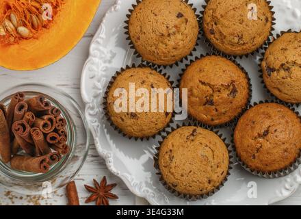 Essen, frisch gebackene hausgemachte Kürbismuffins mit Schokolade und Gewürzen (Zimt, Sternanis, Kardamom). Gesunde hausgemachte Kuchen zum Frühstück. Auswahl Stockfoto