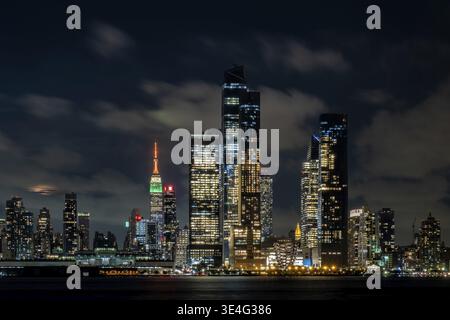 New York City - USA - Aug 15 2019: Sonnenuntergang am Hudson Yards Skyline von Midtown Manhattan Blick vom Hudson River Stockfoto