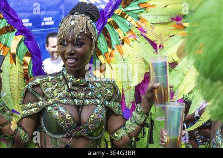 Nahaufnahme eines Paradekünstlers mit schillernden Flügeln beim Notting Hill Carnival 2023. London, UK, 28. August 2023 Stockfoto