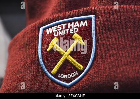 Nahaufnahme des West Ham United Shield auf einer kastanienbraunen Mütze mit Stickerei, Wollstruktur und Teamfarben. London, UK, 14. Juli 2024 Stockfoto