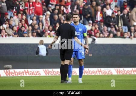 Robert Andrich (Bayer 04 Leverkusen) hatte etwas mit Schiedsrichter Benjamin Brand während des 1. FBL-Spiels: 25:26: 25. Sptg. SC Freiburg - B Stockfoto