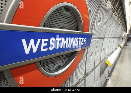 Westminster – U-Bahn-Station Schild und Rondell. London, Großbritannien, 17. Dezember 2023 Stockfoto