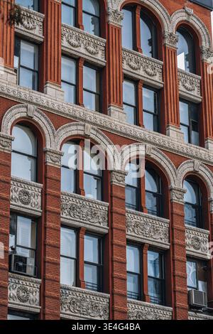 New York City - USA - 14. März 2019: Nahaufnahme des Ornaments an der Außenfassade des Chelsea Hotels an der 23rd Street in New York City Stockfoto