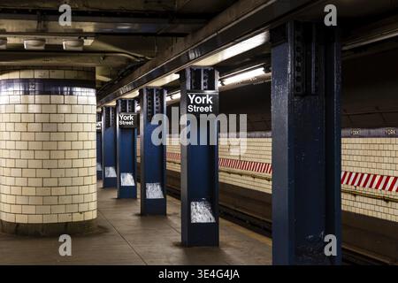 Brooklyn, NY / USA - JUL 31 2018: York Street Subway Schild und Bahnsteig Stockfoto