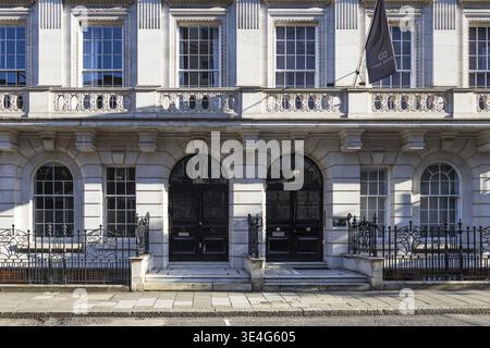 Elegante Fassade eines georgianischen Stadthauses in London. London, Grossbritannien, 28. August 2023 Stockfoto