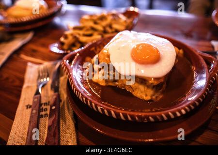 Das berühmte portugiesische französische Sandwich, auch bekannt als „Francesinha Especial“, Porto, Portugal. Stockfoto
