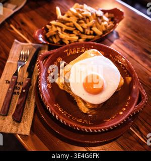 Das berühmte portugiesische französische Sandwich, auch bekannt als „Francesinha Especial“, Porto, Portugal. Stockfoto
