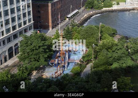 Brooklyn, NY / USA - JUL 31 2018: Main St. Playground in Brooklyn Bridge Park Dumbo Stockfoto