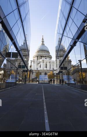 St. Paul's Cathedral eingerahmt von moderner Architektur. London, Großbritannien, 11. November 2023 Stockfoto