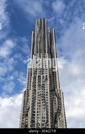 New York City / USA - JUN 20 2018: New York by Gehry Wolkenkratzer in Lower Manhattan bei Tageslicht Stockfoto
