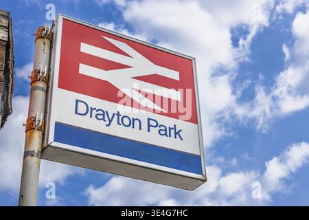 Nahaufnahme des Bahnhofsschilds Drayton Park mit dem Doppelpfeil British Rail-Logo vor einem leuchtend blauen Himmel in London, Großbritannien Stockfoto