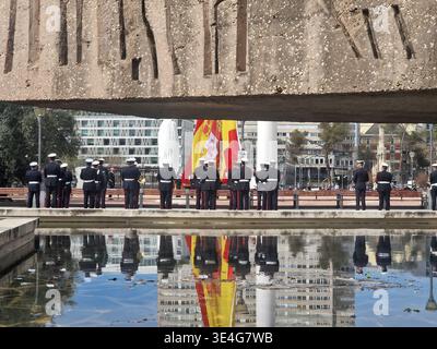 Madrid, spanien - 18. märz 2026: Militärangehörige in Uniform nehmen an einer Flaggenzeremonie auf der plaza Colón in madrid Teil Stockfoto
