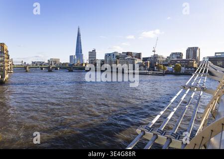 Blick auf die Londoner Skyline ueber die Themse mit The Shard. London, Großbritannien, 11. November 2023 Stockfoto
