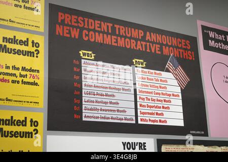 Satirisches Poster: Praesident Trumps Anzeige für die Gedenkmonate. London, Großbritannien, 11. November 2023 Stockfoto
