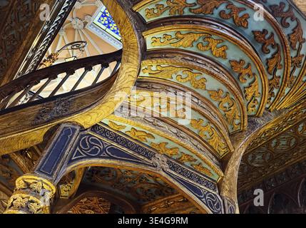 Livraria Lello, Innenansicht der Buchhandlung Lello mit reicher Dekoration der geschwungenen Holztreppe von unten, Porto, Portugal Stockfoto