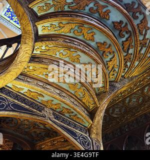 Livraria Lello, Innenansicht der Buchhandlung Lello mit reicher Dekoration der geschwungenen Holztreppe von unten, Porto, Portugal Stockfoto