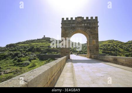 Torre del Oro Ehrenbogen im Hintergrund, Bogen mit römischer Brücke Puente Romano, Landschaft, Rio Tajo, Alcantara, Extremadura, Spanien Stockfoto