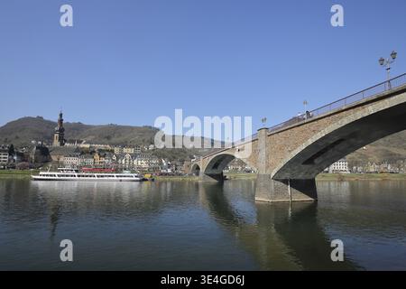 Brückensäule der Skagerrak-Brücke über die Mosel, Stadtbild mit St. Martin-Kirche, Bogenbrücke, Moselbrücke, Cochem, Mittelmosel, Rhein Stockfoto