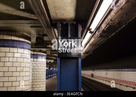 Brooklyn, NY / USA - JUL 31 2018: York Street Subway Schild und Bahnsteig Stockfoto