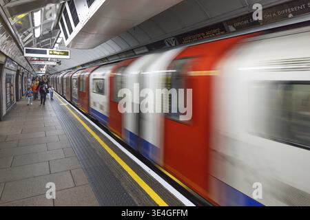 London U-Bahn-Bahn Mit Geschwindigkeitsbegrenzung Motion Blur Pendeln. London, Grossbritannien, 3. Maerz 2024 Stockfoto