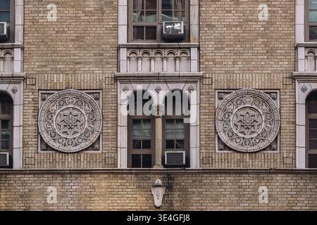New York City - USA - 14. März 2019: Nahaufnahme des Ornaments an der Gebäudeaußenwand der 238 W 23rd Street in Chelsea New York City Stockfoto