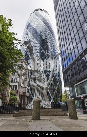 Blick auf die Gherkin, 30 St. Mary Axe, die sich über der City of London erhebt, reflektierendes Diagrid-Glas, moderner Büroturm mit abstraktem Stahlrahmen Stockfoto