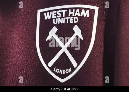 Nahaufnahme des Wappens von West Ham United mit überkreuzten Hämmern auf reinem Jersey, mit Clubfarben und Strukturdetails. London, UK, 14. Juli 2024 Stockfoto