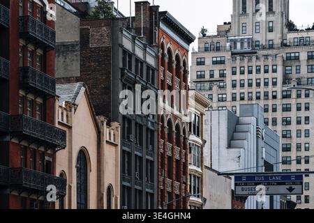 New York City - USA - 14. März 2019: Allgemeine Ansicht der alten Gebäude und Cinepolis Chelsea an der 23rd Street in Chelsea New York City Stockfoto