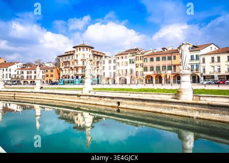 Prato della Valle Platz und Kanal mit Blick auf Padua. Region Veneto in Italien Stockfoto