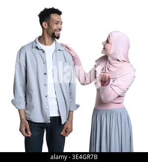 Glückliches muslimisches Paar, das sich auf weißem Hintergrund ansieht Stockfoto