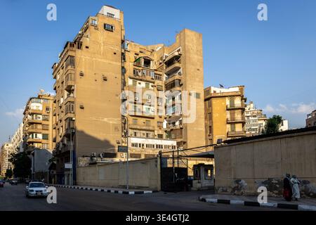 Kairo, Ägypten, 25.07.21. Vernachlässigte Wohnhäuser und Straße in der Innenstadt von Kairo. Stockfoto