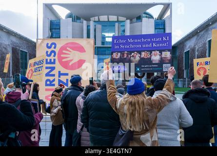"Kunst vor KI" protestiert am 27. März 2026 in Berlin Mitte im Bundeskanzleramt. Stockfoto