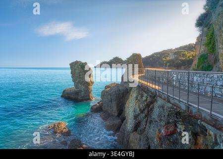Blick auf die Felsformation Scoglio della Carega entlang des Fußgängerweges von Santa Margherita Ligure nach Portofino. Malerische Küste im Golf von Tigullio, Li Stockfoto