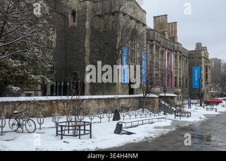 Ein Pfad in der Nähe von Hart House an der University of Toronto, bedeckt mit Schnee an einem bewölkten Wintertag. Stockfoto