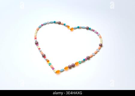 Herzform aus Pillen gemacht, Illustration. Stockfoto