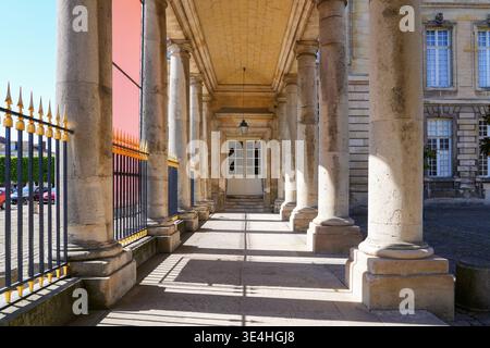 Perspektivischer Blick unter der neoklassizistischen Kolonnade des Palastes von Compiegne, einer ehemaligen königlichen und kaiserlichen Residenz in Picardie, Frankreich Stockfoto